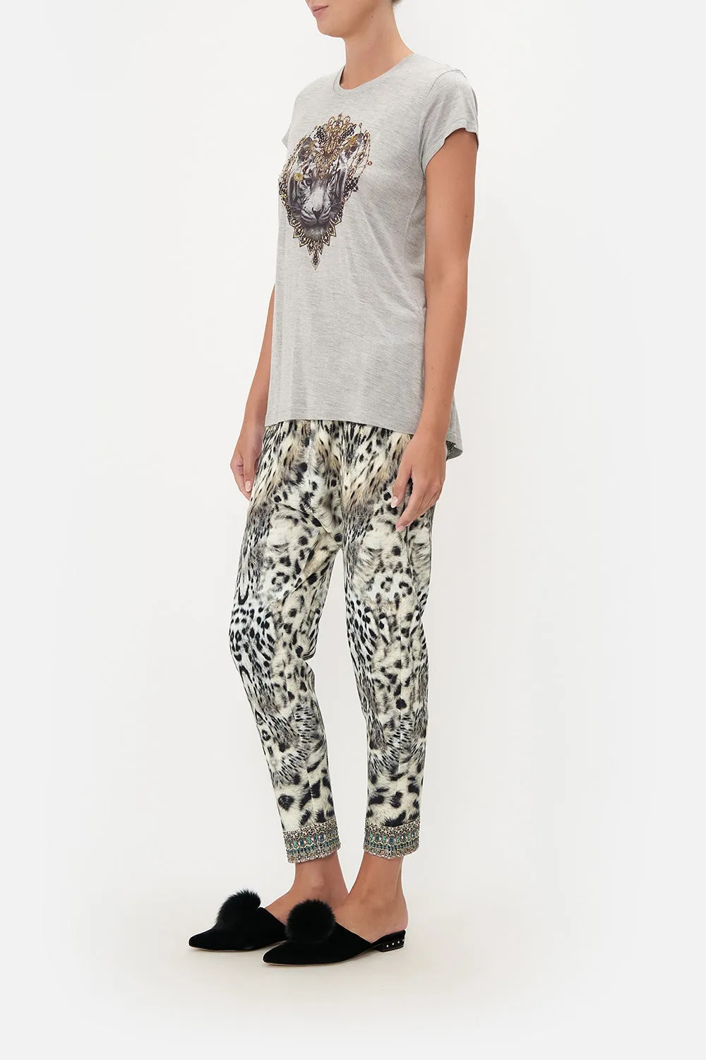 CURVED HEM FITTED TEE SNOW WHISPERS LOUNGE